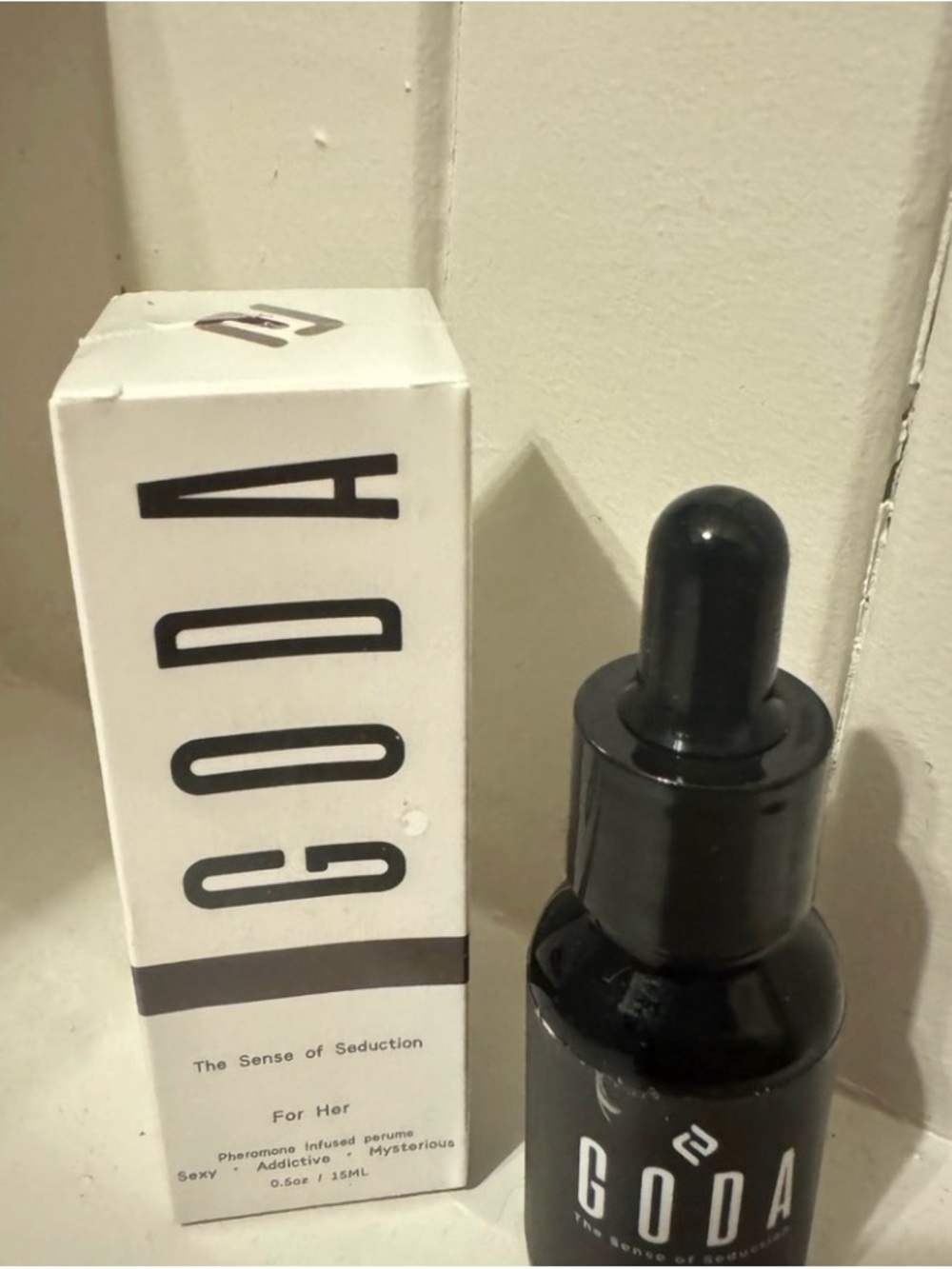 Women’s Skincare Pheromone Serum - Black